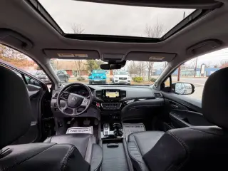 2019 Honda Pilot Touring w/Rear Captain's Chairs