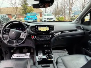 2019 Honda Pilot Touring w/Rear Captain's Chairs