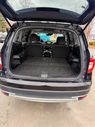2019 Honda Pilot Touring w/Rear Captain's Chairs