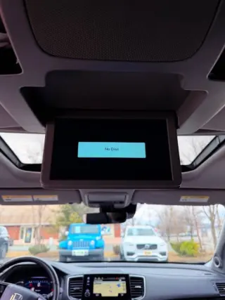 2019 Honda Pilot Touring w/Rear Captain's Chairs
