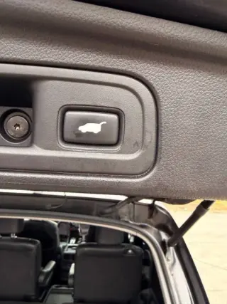 2019 Honda Pilot Touring w/Rear Captain's Chairs