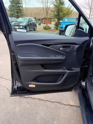 2019 Honda Pilot Touring w/Rear Captain's Chairs