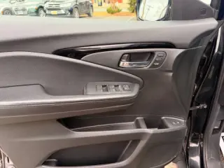 2019 Honda Pilot Touring w/Rear Captain's Chairs