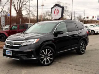 2019 Honda Pilot Touring w/Rear Captain's Chairs