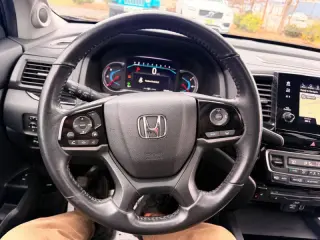 2019 Honda Pilot Touring w/Rear Captain's Chairs
