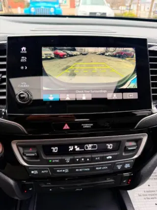 2019 Honda Pilot Touring w/Rear Captain's Chairs