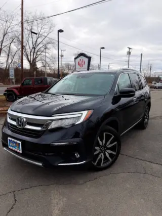 2019 Honda Pilot Touring w/Rear Captain's Chairs