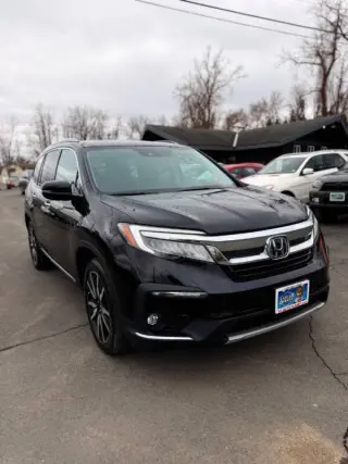 2019 Honda Pilot Touring w/Rear Captain's Chairs