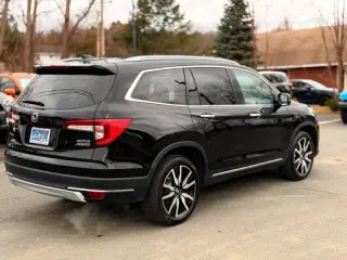 2019 Honda Pilot Touring w/Rear Captain's Chairs