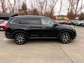 2019 Honda Pilot Touring w/Rear Captain's Chairs