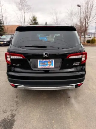 2019 Honda Pilot Touring w/Rear Captain's Chairs