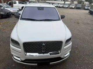 2018 Lincoln Navigator
Select
