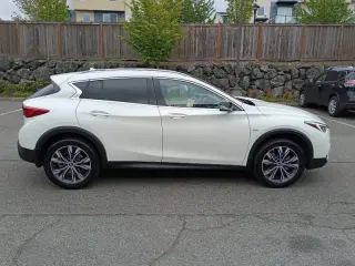 2017 Infiniti QX30 Premium