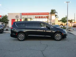 Chrysler Pacifica Plug-In Hybrid 2024 Road Tripper 4dr Mini-Van