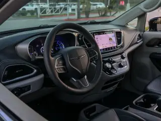 Chrysler Pacifica Plug-In Hybrid 2024 Road Tripper 4dr Mini-Van