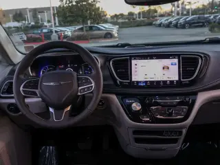 Chrysler Pacifica Plug-In Hybrid 2024 Road Tripper 4dr Mini-Van