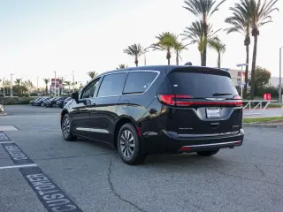 Chrysler Pacifica Plug-In Hybrid 2024 Road Tripper 4dr Mini-Van