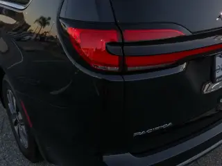 Chrysler Pacifica Plug-In Hybrid 2024 Road Tripper 4dr Mini-Van