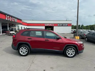 2016 Jeep Cherokee FWD 4dr Sport