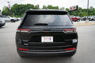 Jeep Grand Cherokee 2022 4x4 Laredo 4dr SUV (midyear release)