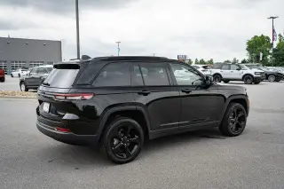Jeep Grand Cherokee 2022 4x4 Laredo 4dr SUV (midyear release)