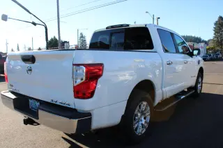 2017 Nissan Titan 4x4 Crew Cab SV
