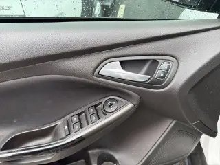 Ford Focus 2018 SEL 4dr Sedan