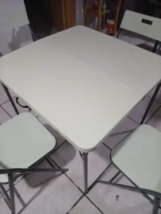 Mesa y sillas plegables