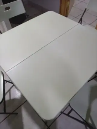 Mesa y sillas plegables