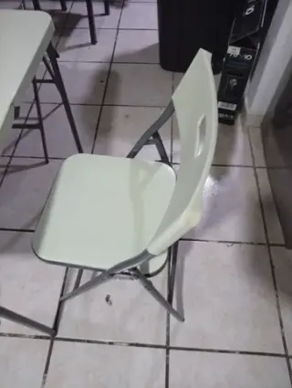 Mesa y sillas plegables