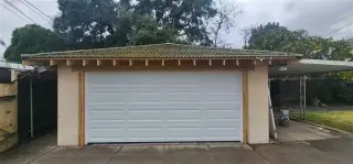 Garage door w opener - Puerta