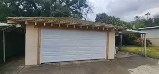 Garage door w opener - Puerta