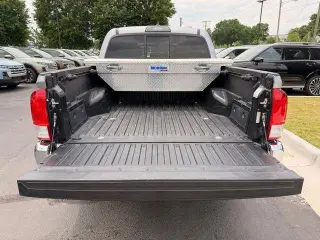 Toyota Tacoma 2017 4x4 SR5 V6 4dr Double Cab 5.0 ft SB