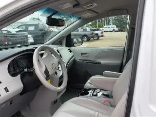 Toyota Sienna 2011 LE 8-Passenger 4dr Mini-Van V6