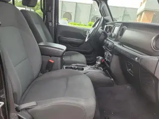 Jeep Wrangler Unlimited 2018 4x4 Sport 4dr SUV (midyear release)