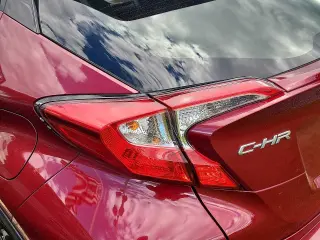 Toyota C-HR 2018 XLE Premium 4dr Crossover