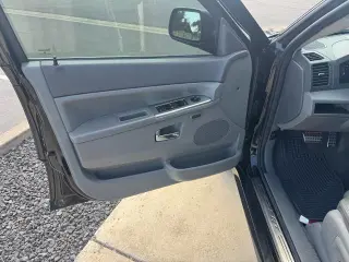 Jeep Grand Cherokee 2006 SRT8 4dr SUV 4WD w/ Front Side Airbags