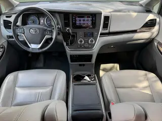 Toyota Sienna 2017 XLE 7-Passenger Auto Access Seat 4dr Mini-Van