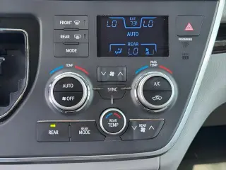 Toyota Sienna 2017 XLE 7-Passenger Auto Access Seat 4dr Mini-Van