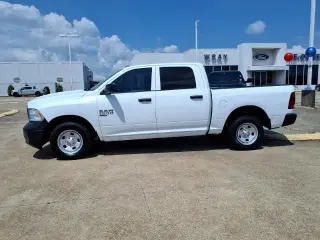 Ram 1500 Classic 2022 4x2 Tradesman 4dr Crew Cab 5.5 ft. SB Pickup