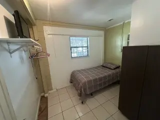 CUARTO CON BAÑO INDEPENDIENTE