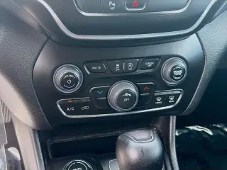 Jeep Cherokee 2019 4x4 Latitude 4dr SUV