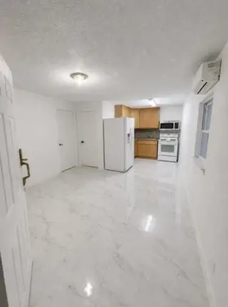 Hialeah 2 cuartos y un baño .