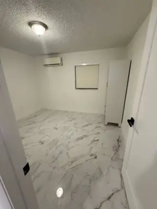 Hialeah 2 cuartos y un baño .
