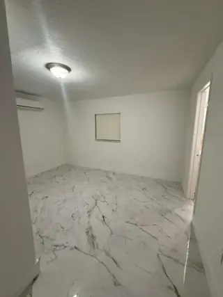 Hialeah 2 cuartos y un baño .
