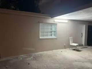 Hialeah 2 cuartos y un baño .