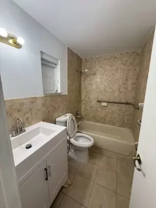Hialeah 2 cuartos y un baño .
