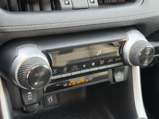 Toyota RAV4 2023 XLE Premium 4dr SUV