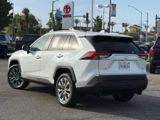 Toyota RAV4 2023 XLE Premium 4dr SUV