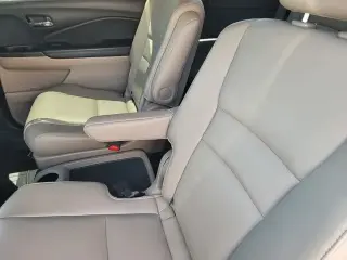 Honda Pilot 2019 AWD Touring 4dr SUV w/Rear Captain's Chairs